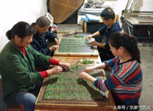 在太平湖的岛上，住着几十户种茶的中老年村民，世代守护太平猴魁